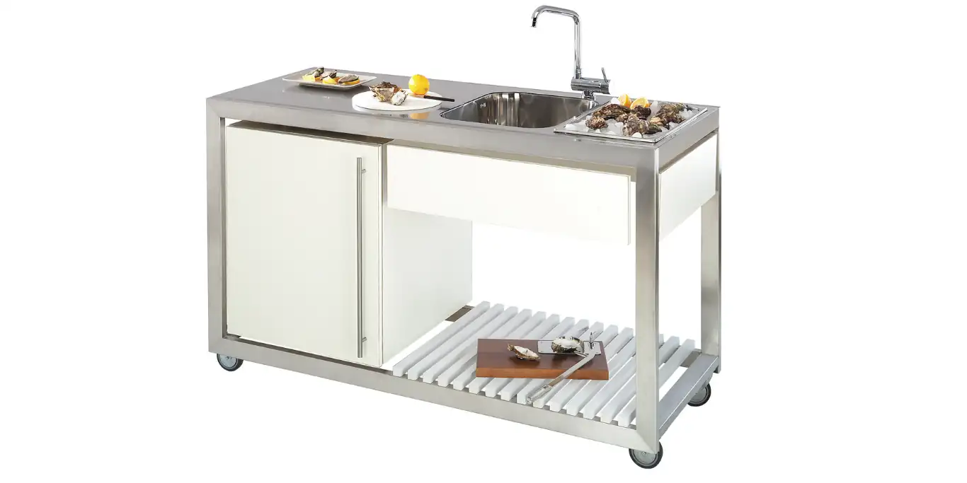 Professional kitchen with various integrated equipment and Deagostini Inox technology