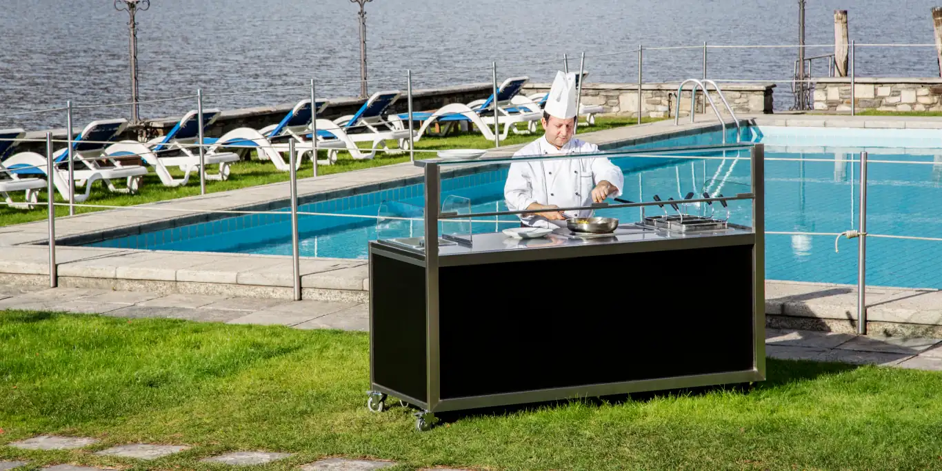 Chef professionista in cucina con attrezzature tecnologiche Deagostini Inox