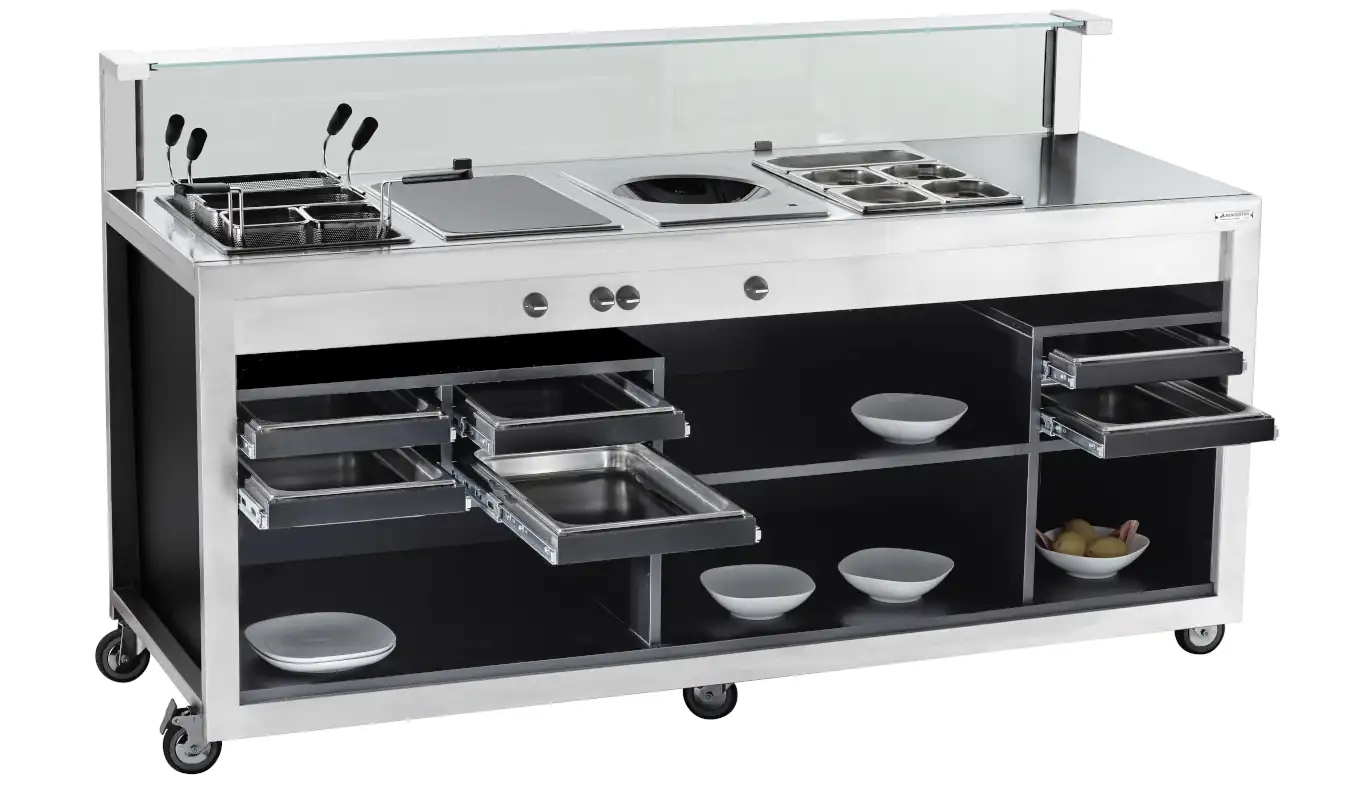 Cucina professionale con diverse attrezzature integrate e tecnologia Deagostini Inox