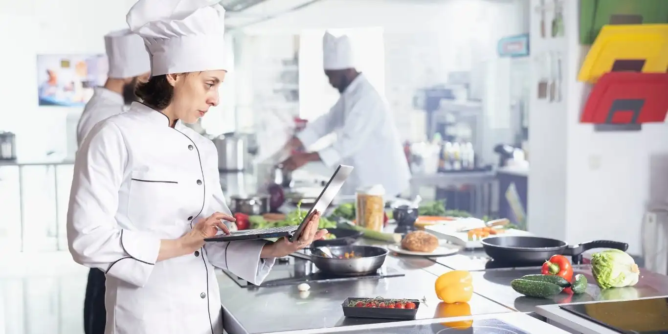 Chef professionista in cucina con attrezzature tecnologiche Deagostini Inox